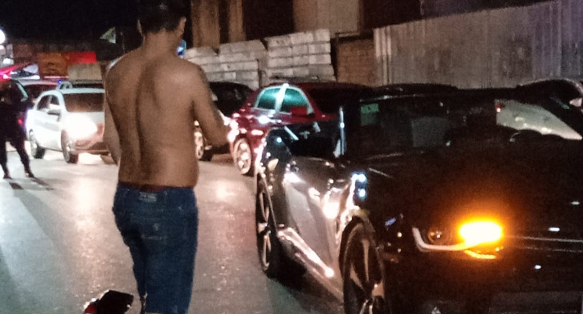 Motorista de caminhonete foge após causar acidente com Camaro conversível e motociclista