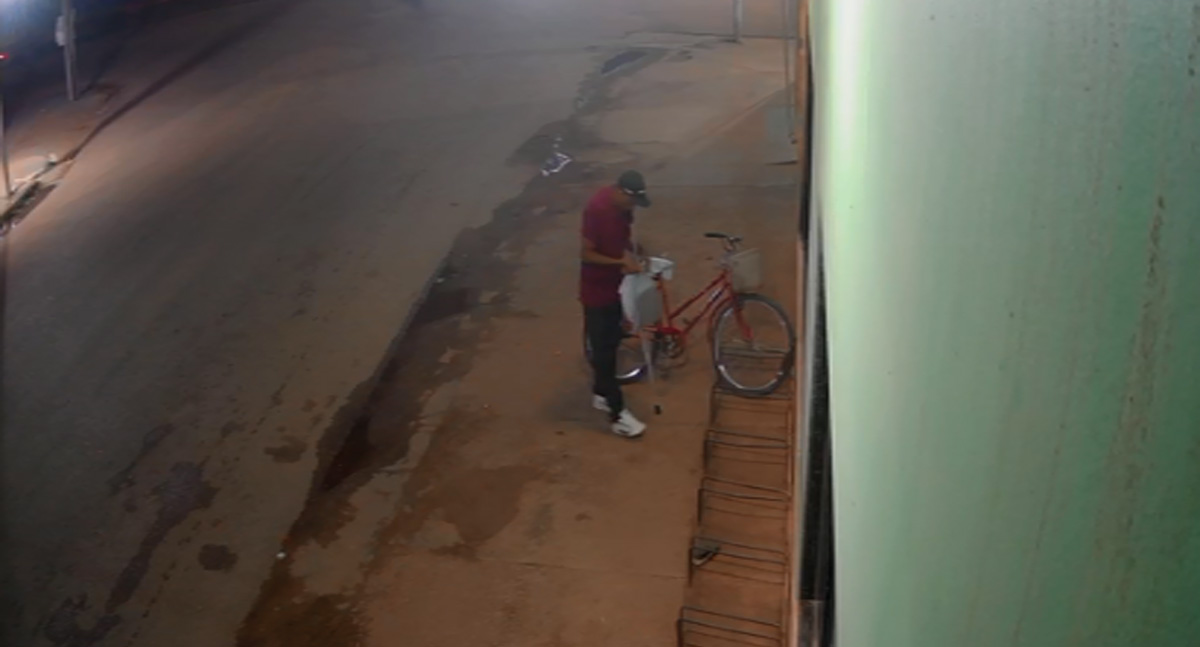 Ladrão de muleta é filmado furtando bicicleta de trabalhadora na zona leste