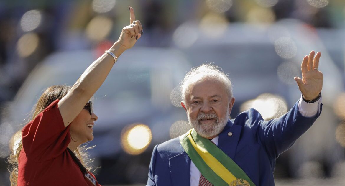 Com coro pela democracia, Lula participa de desfile pela nona vez