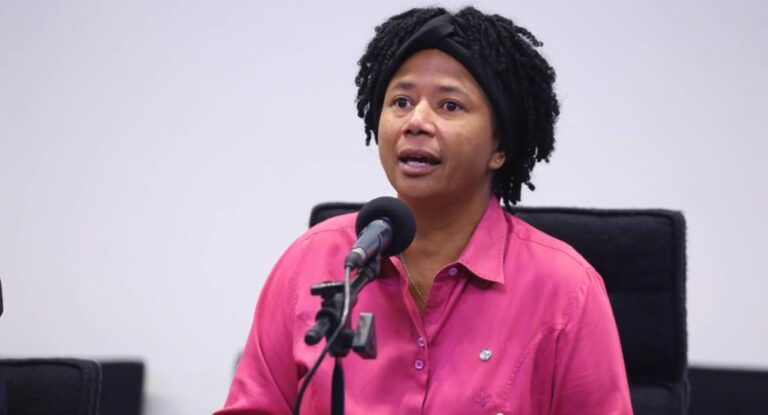 Deputada Silvia Cristina vota sim a compesação de estados e municípios