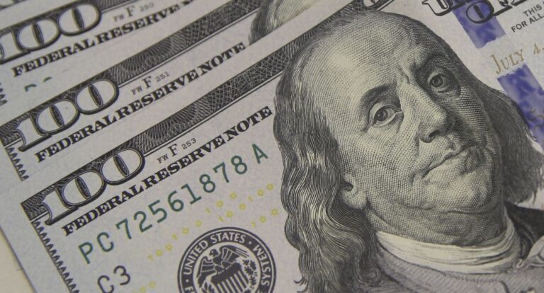 Dólar cai para R$ 4,87 após anúncios de estímulos econômicos na China