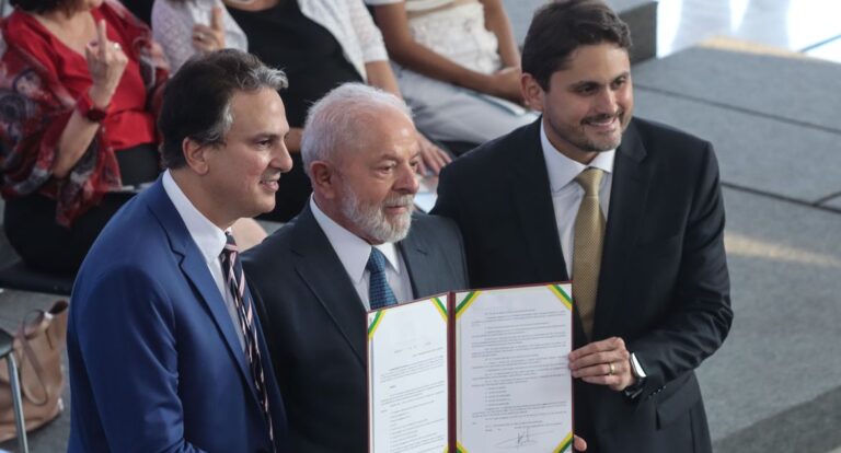 Estudantes do ensino médio terão bolsa para permanecer na escola