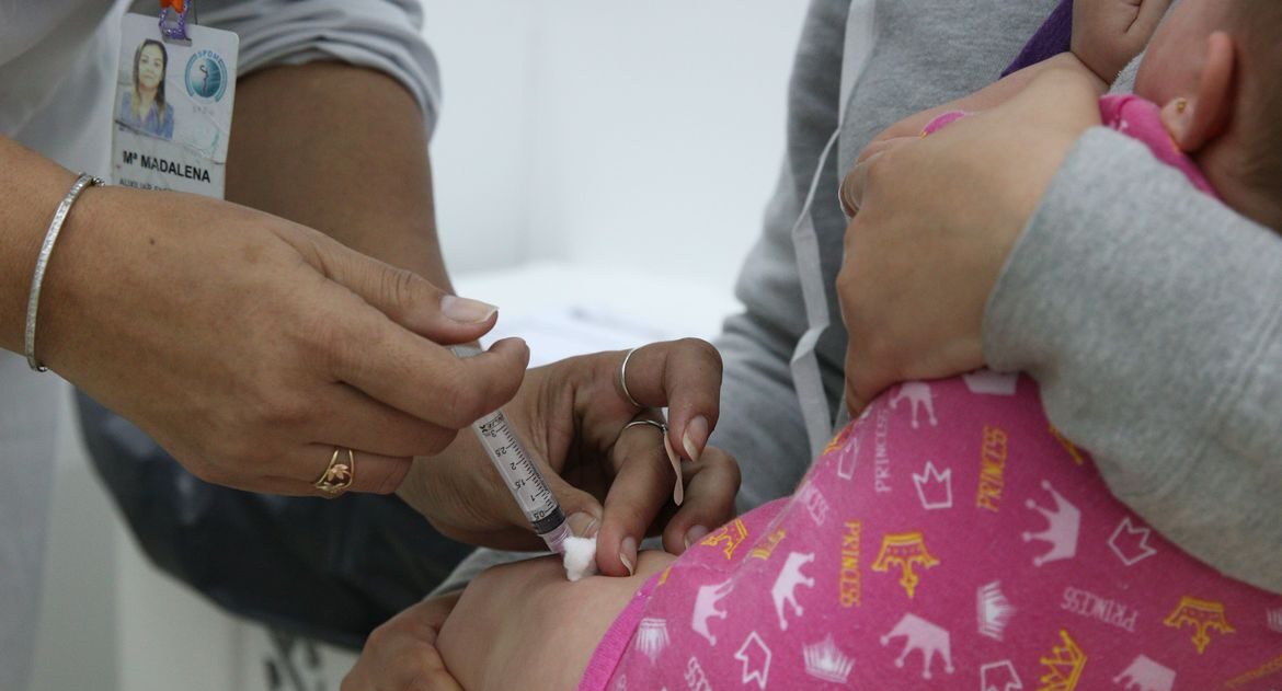 Governos e instituições científicas são melhores fontes sobre vacinas