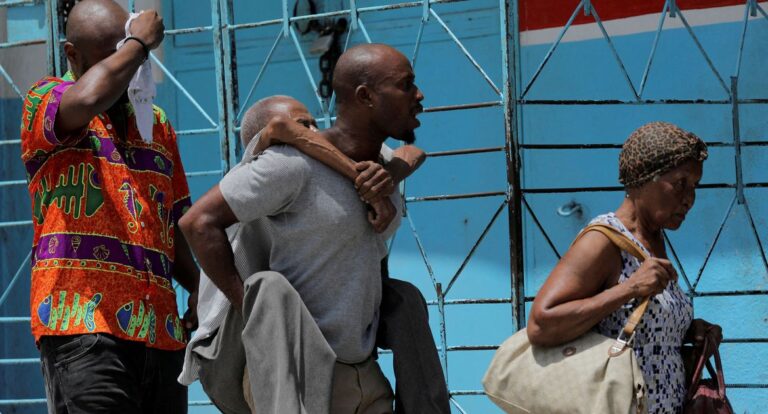 Haitianos fogem de gangues e acampam em torno de praça da capital