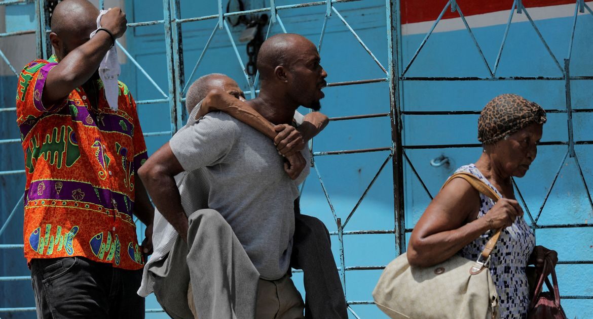 Haitianos fogem de gangues e acampam em torno de praça da capital