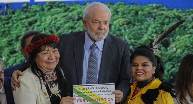 Lula assina demarcação de duas terras indígenas na Amazônia