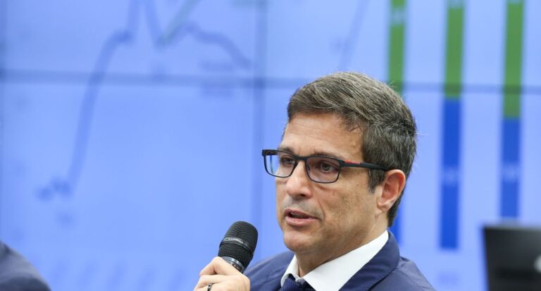 Campos Neto diz que todos precisam ceder para reduzir juros de cartão