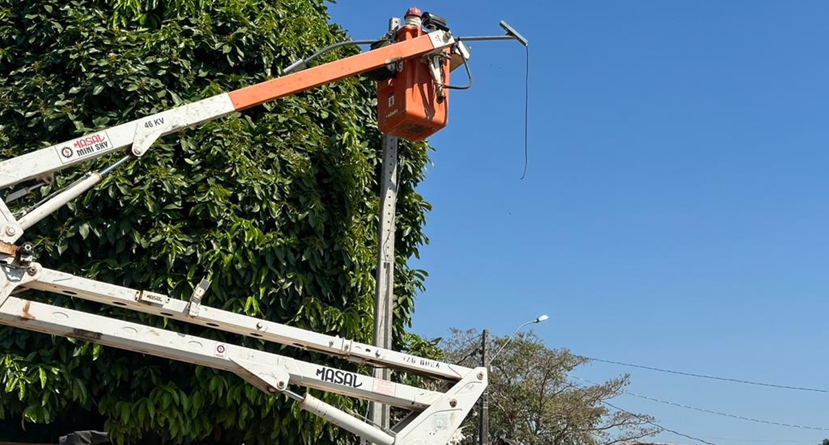 Bairros Costa e Silva e Nova Esperança começam a receber instalação de lâmpadas de LED