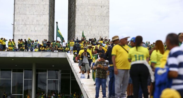 Manifestantes invadem Congresso, STF e Palácio do Planalto.