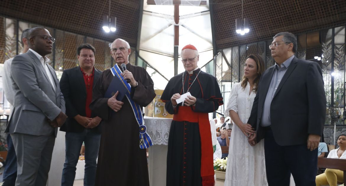 Padre Júlio Lancellotti recebe medalha da Ordem do Mérito