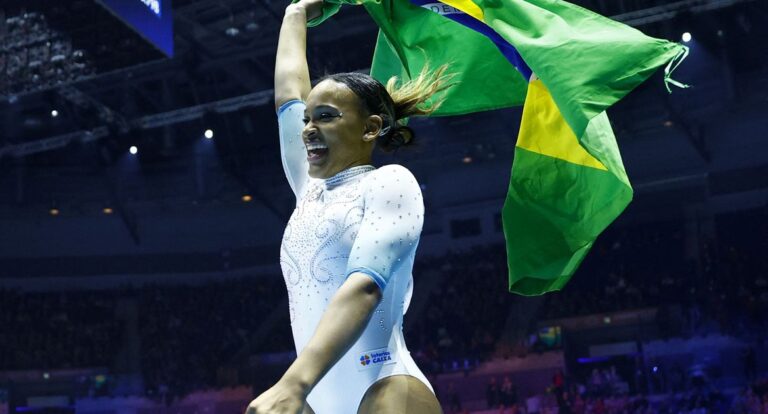 Rebeca Andrade leva prata nas barras assimétricas na Copa do Mundo