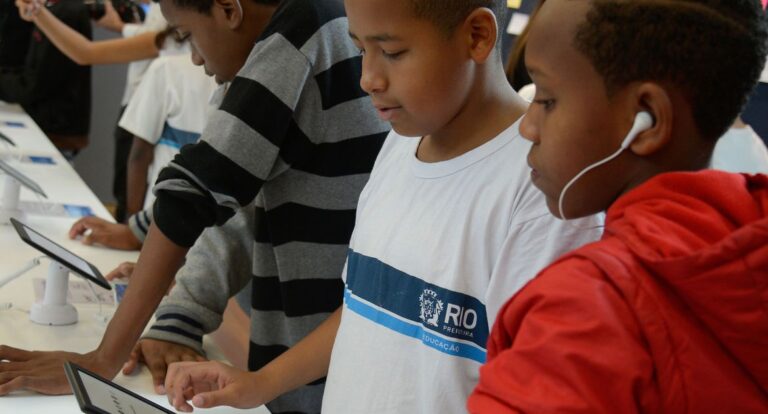 Redes de ensino buscam caminhos para uso de tecnologia nas escolas