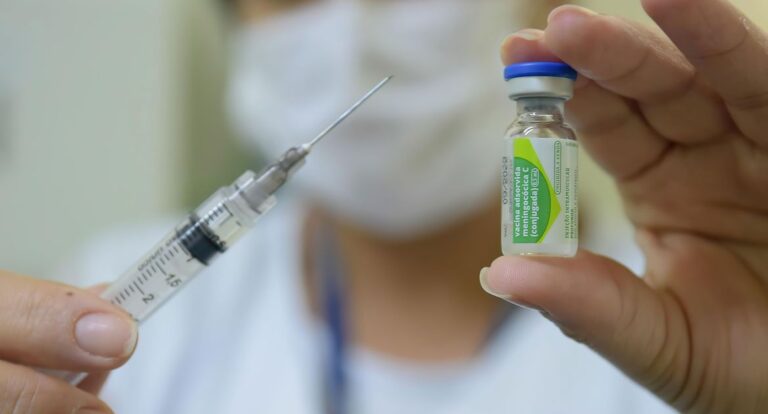 Sob censura, surto de meningite foi um dos primeiros desafios do PNI