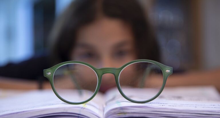 Tempo excessivo e pouca distância de telas contribuem para miopia