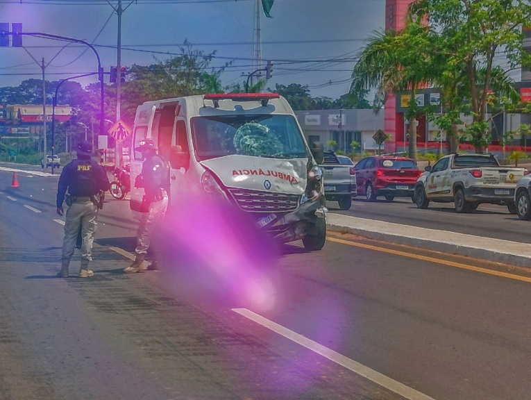 Motociclista tem perna dilacerada em acidente com ambulância na BR-364 - News Rondônia