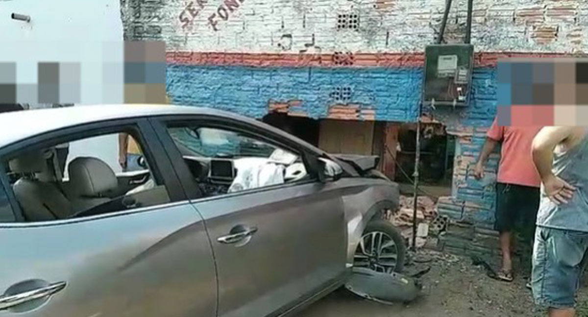 BATEU NO MURO: Cinco pessoas ficam feridas em acidente entre três carros na capital - News Rondônia