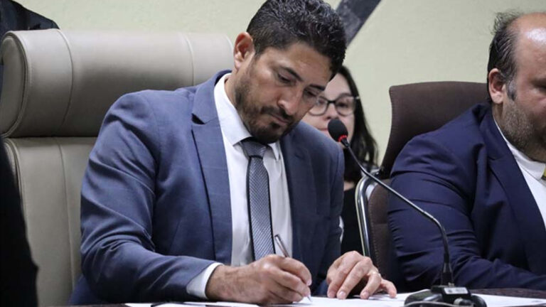 Presidente da Câmara, Márcio Pacele, Anuncia Concurso e Reconhece Servidores Aposentados - News Rondônia