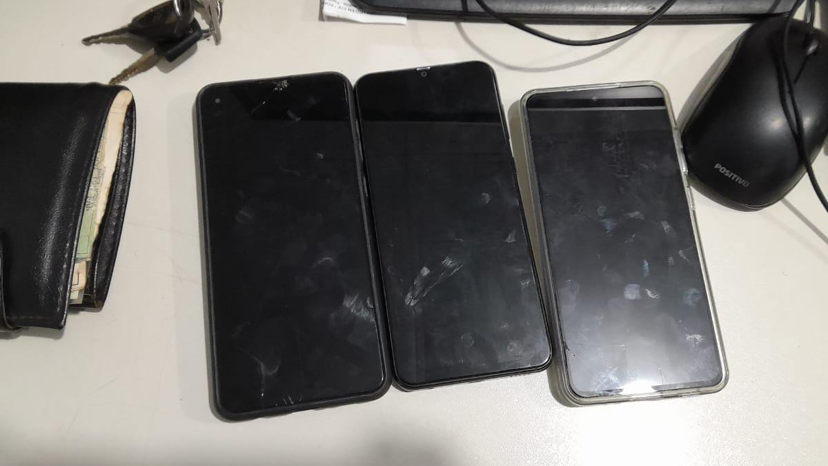 FICHA EXTENSA: Dupla suspeita de fazer arrastão é presa com celulares e moto roubada no centro - News Rondônia