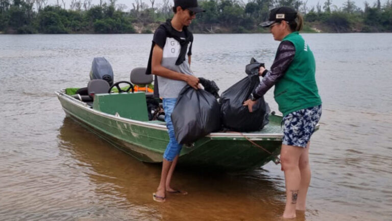 Mutirão de limpeza de descartes irregulares alerta comunidade às margens do rio Guaporé - News Rondônia