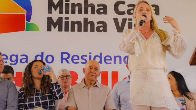 Ieda Chaves representa a Alero durante a entrega de apartamentos populares em Porto Velho - News Rondônia