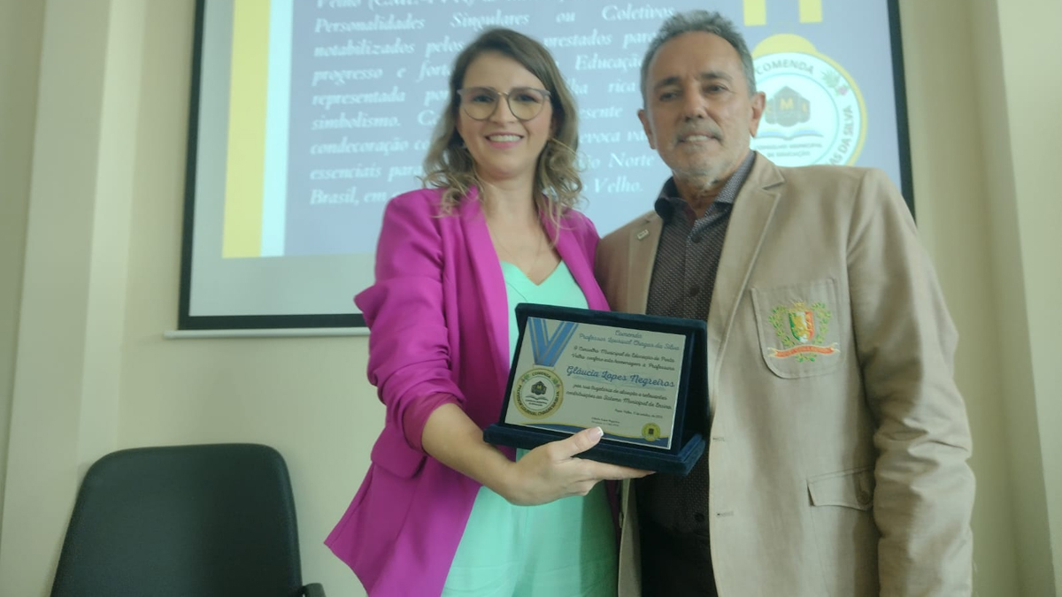 HOMENAGEM - Secretária de Educação de Porto Velho recebe comenda “Professor Lourival Chagas da Silva” - News Rondônia