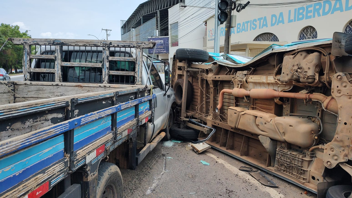 Ambulância capota em colisão com caminhão na Avenida Jorge Teixeira - News Rondônia
