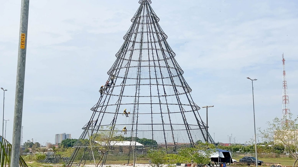 Equipes trabalham na decoração natalina 2023 do Parque da Cidade - News Rondônia