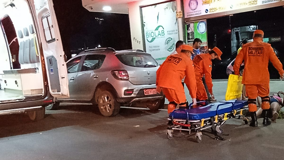 Colisão entre carro e moto deixa mulher com grave lesão na perna - News Rondônia
