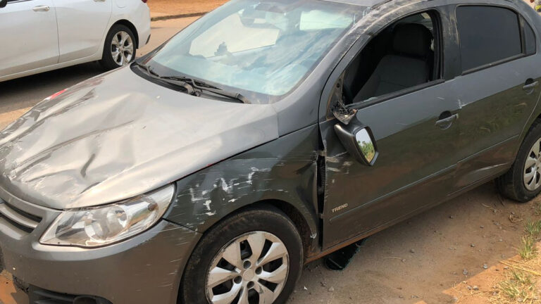 NA PAU FERRO: Voyage capota após bater em HB20 estacionado na zona sul - News Rondônia