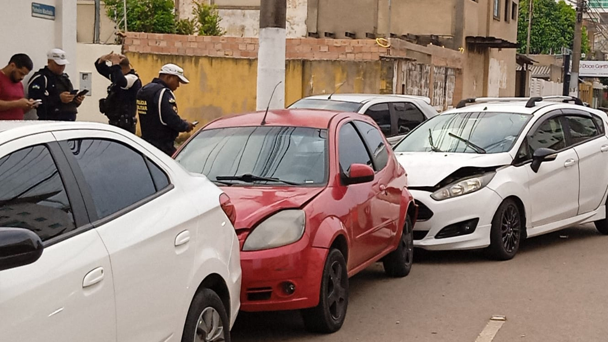 Colisão entre quatro carros deixa duas pessoas feridas no centro - News Rondônia