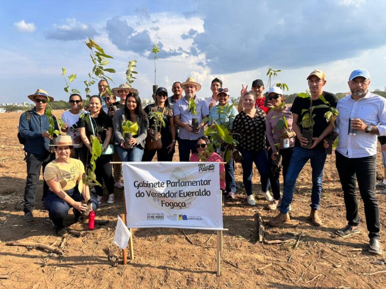 Vereador Everaldo Fogaça e colaboradores do gabinete participam de mega plantio de 31 mil mudas de árvores frutíferas e nativas