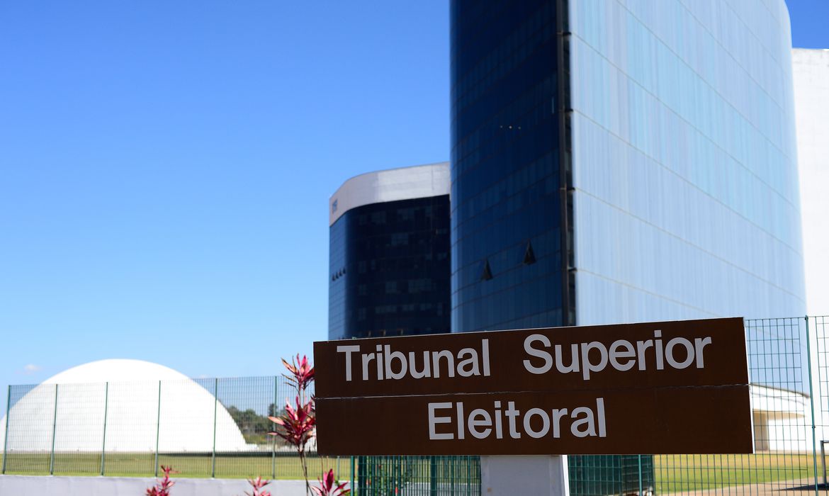 TSE inicia julgamento de mais três ações contra Bolsonaro