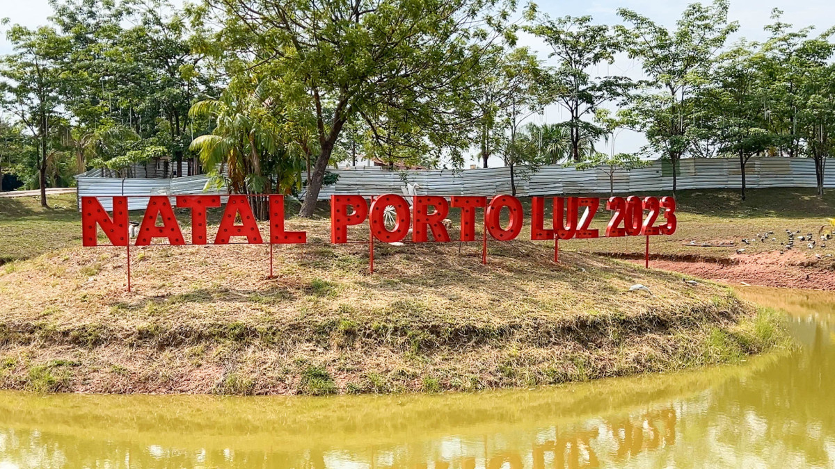 Equipes trabalham na decoração natalina 2023 do Parque da Cidade - News Rondônia