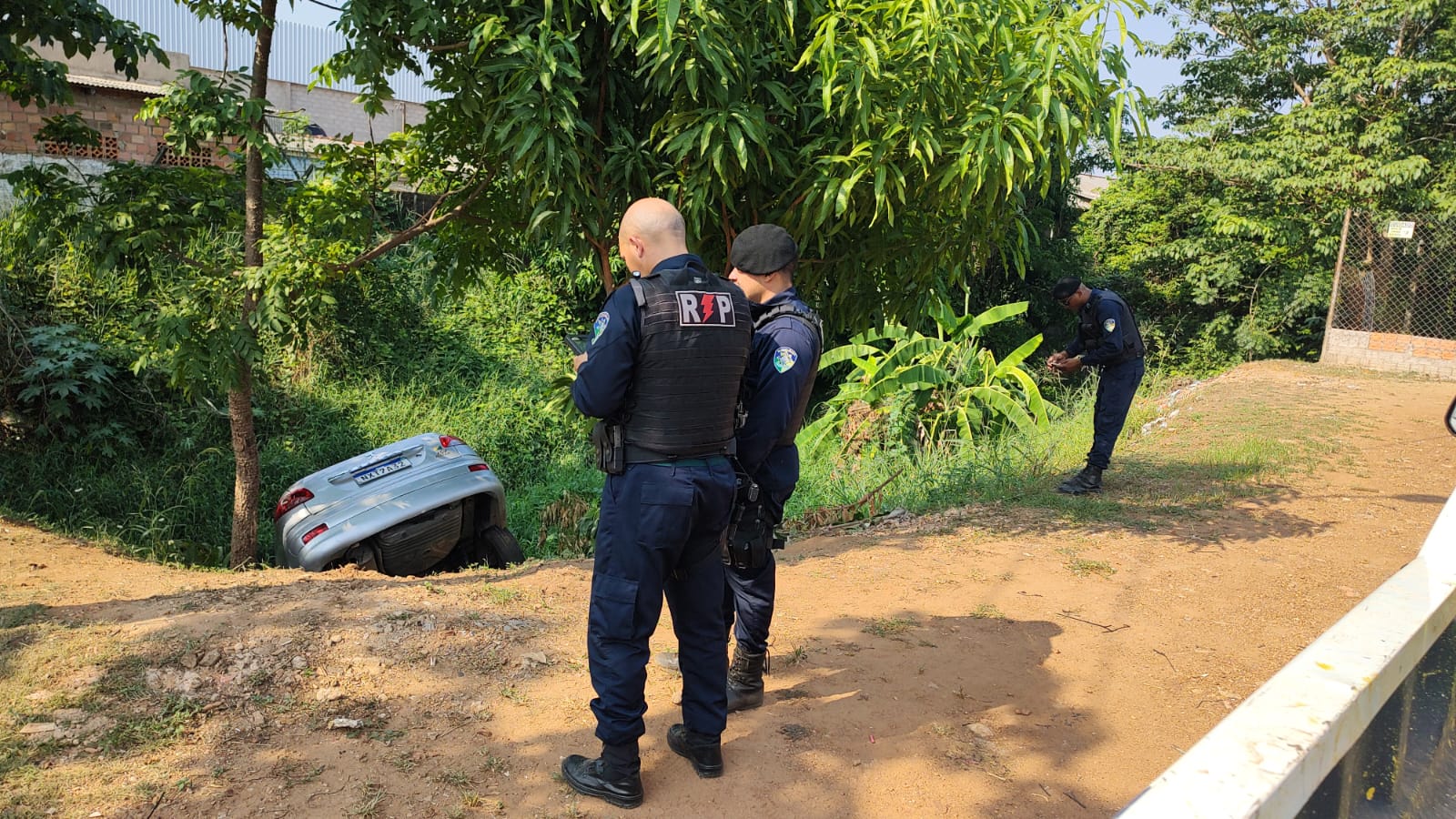 Carro é abandonado após cair em vala na Avenida Mamoré