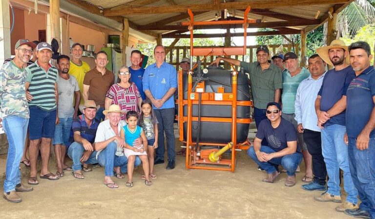 Alan Queiroz destina dois pulverizadores a produtores de Buritis