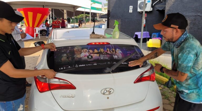 Adesivaço marca o lançamento de vendas dos ingressos do show da Roberta Miranda
