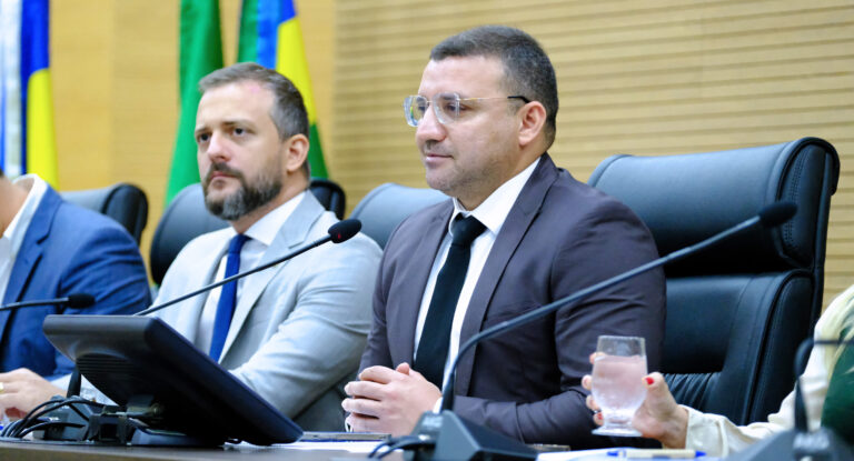 Deputado Ribeiro requer voto de louvor à profissionais da saúde