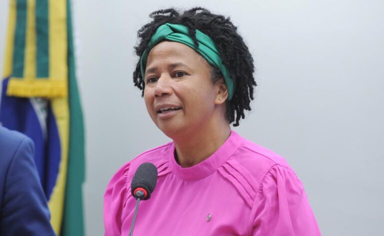 Deputada Sílvia Cristina alerta para os números alarmantes de casos de câncer de mama