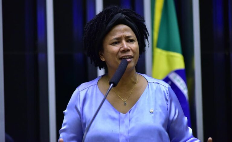 Sílvia Cristina anuncia que orçamento de 2024 terá mais recursos para entidades que atuam com o autismo