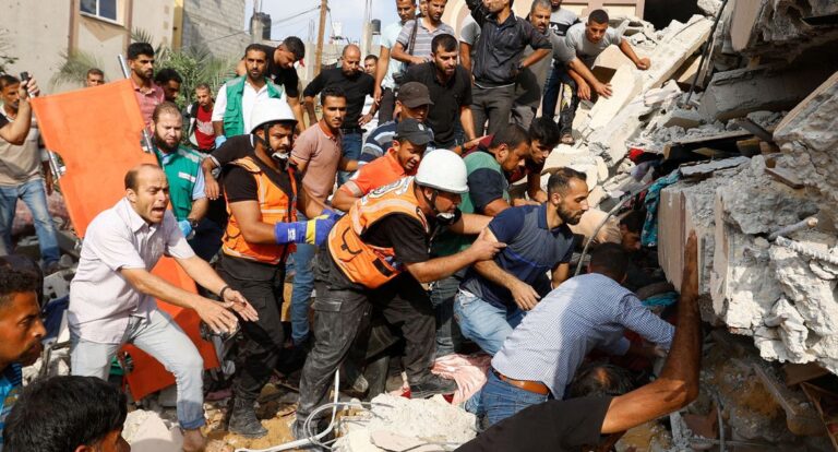 Israel bombardeia Gaza e número de mortos em nova guerra passa de 900