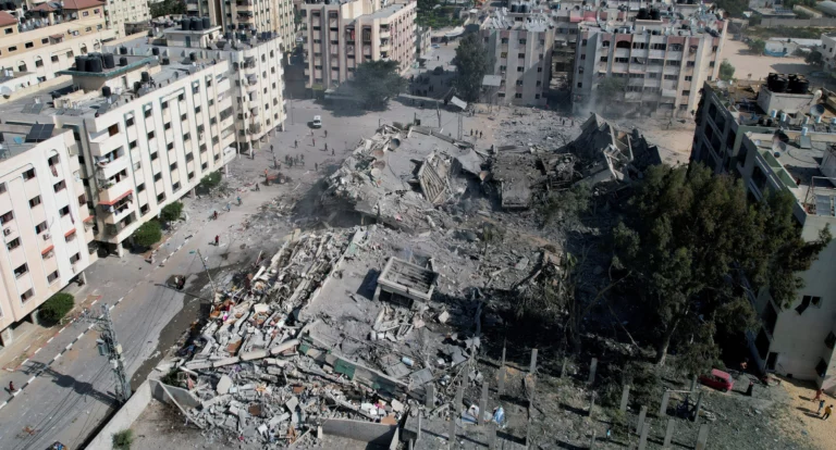 Israel destrói distrito de Gaza e míssil atinge igreja ortodoxa