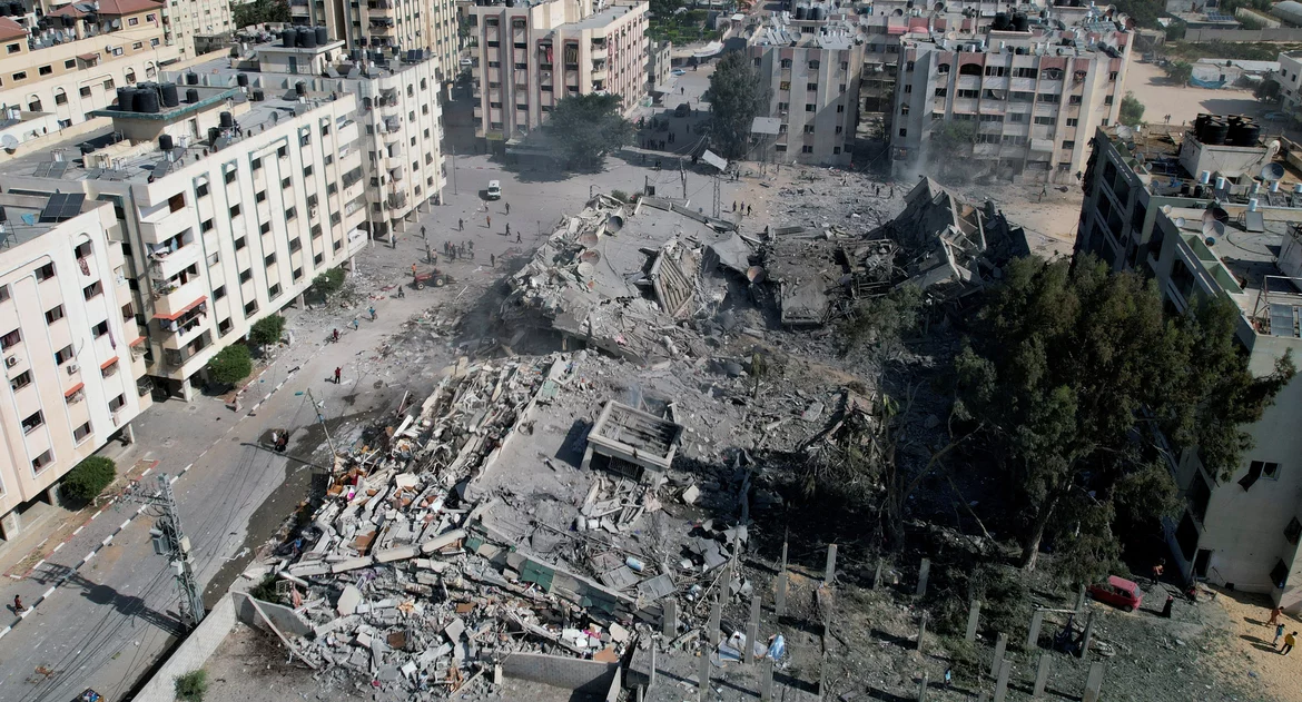 Israel destrói distrito de Gaza e míssil atinge igreja ortodoxa