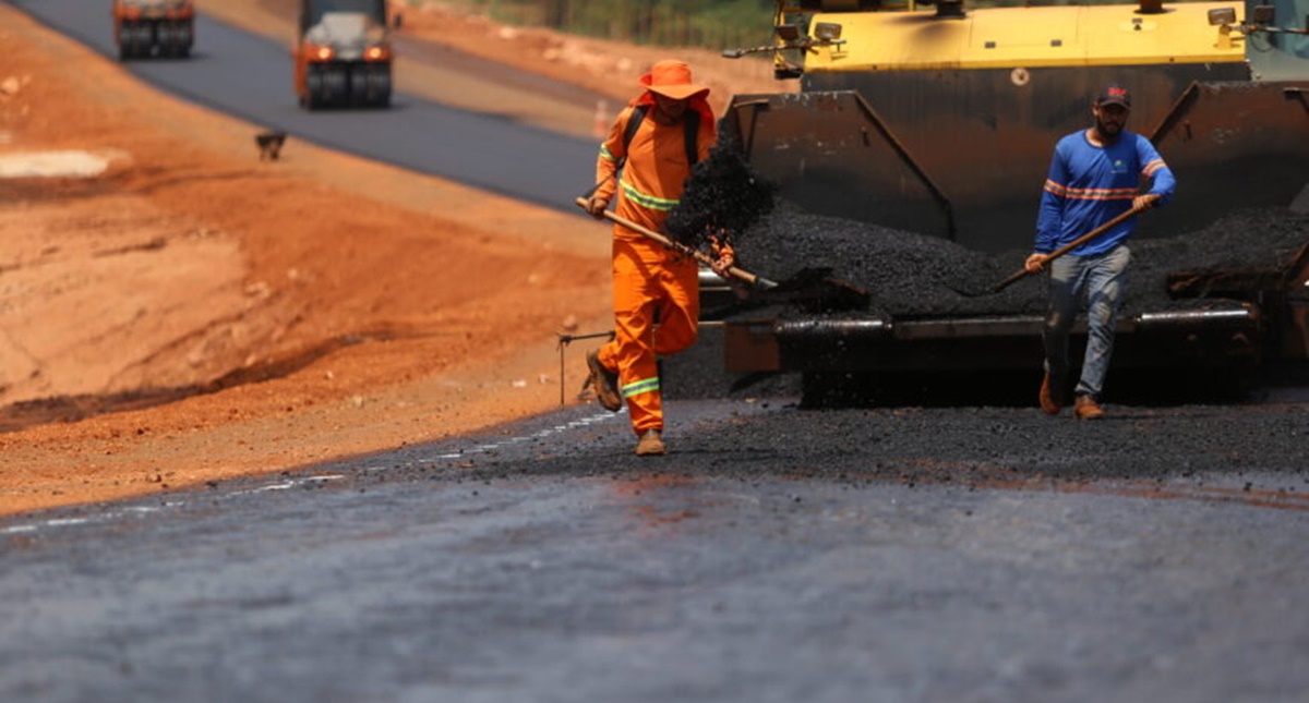 Obra de pavimentação asfáltica da TransRondônia atinge mais de 50% de conclusão