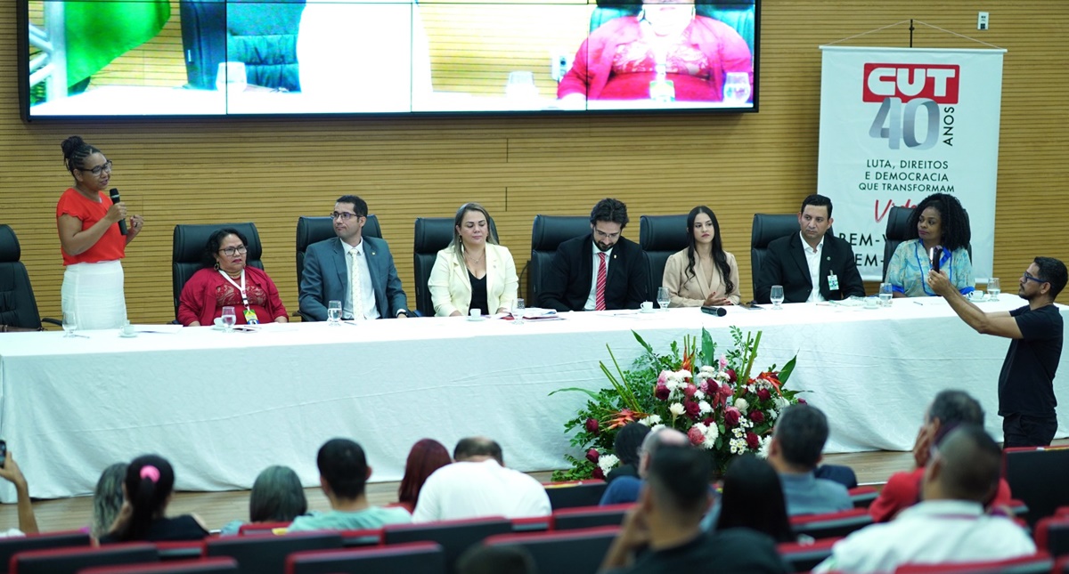 Cláudia de Jesus homenageia 40 anos da CUT