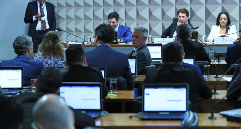 Parlamentares avaliam relatório apresentado na CPMI do 8 de janeiro