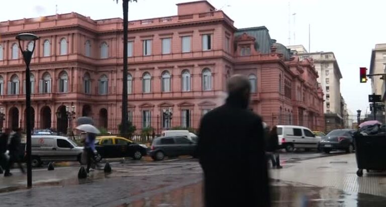 Em meio a crise econômica, argentinos escolhem presidente no domingo