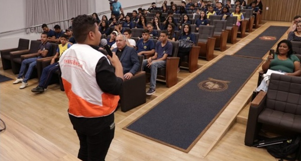 Estudantes da rede municipal participam de evento sobre capacitação profissional para jovens