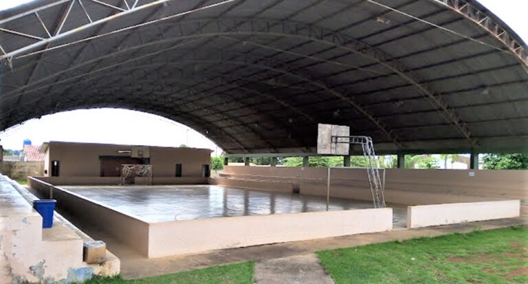 Alan Queiroz pontua a necessidade da reforma da quadra poliesportiva da escola Pioneira, em Teixeirópolis