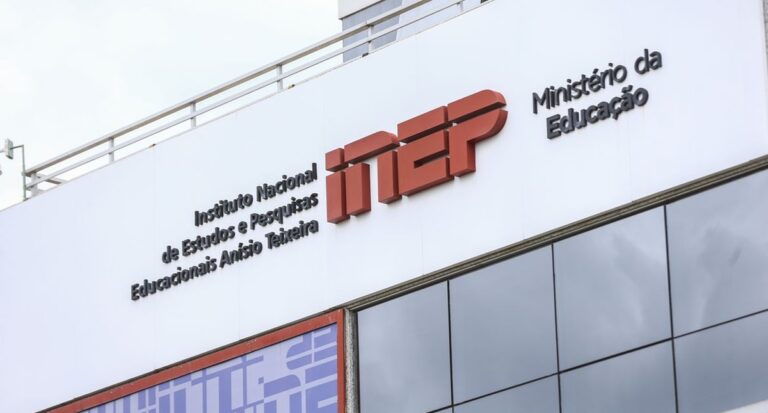 Estrangeiros fazem provas para avaliar proficiência em português