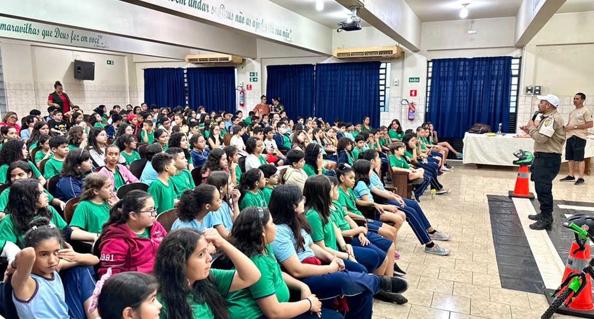 Prefeitura leva ações educativas de trânsito às ruas, escolas e empresas